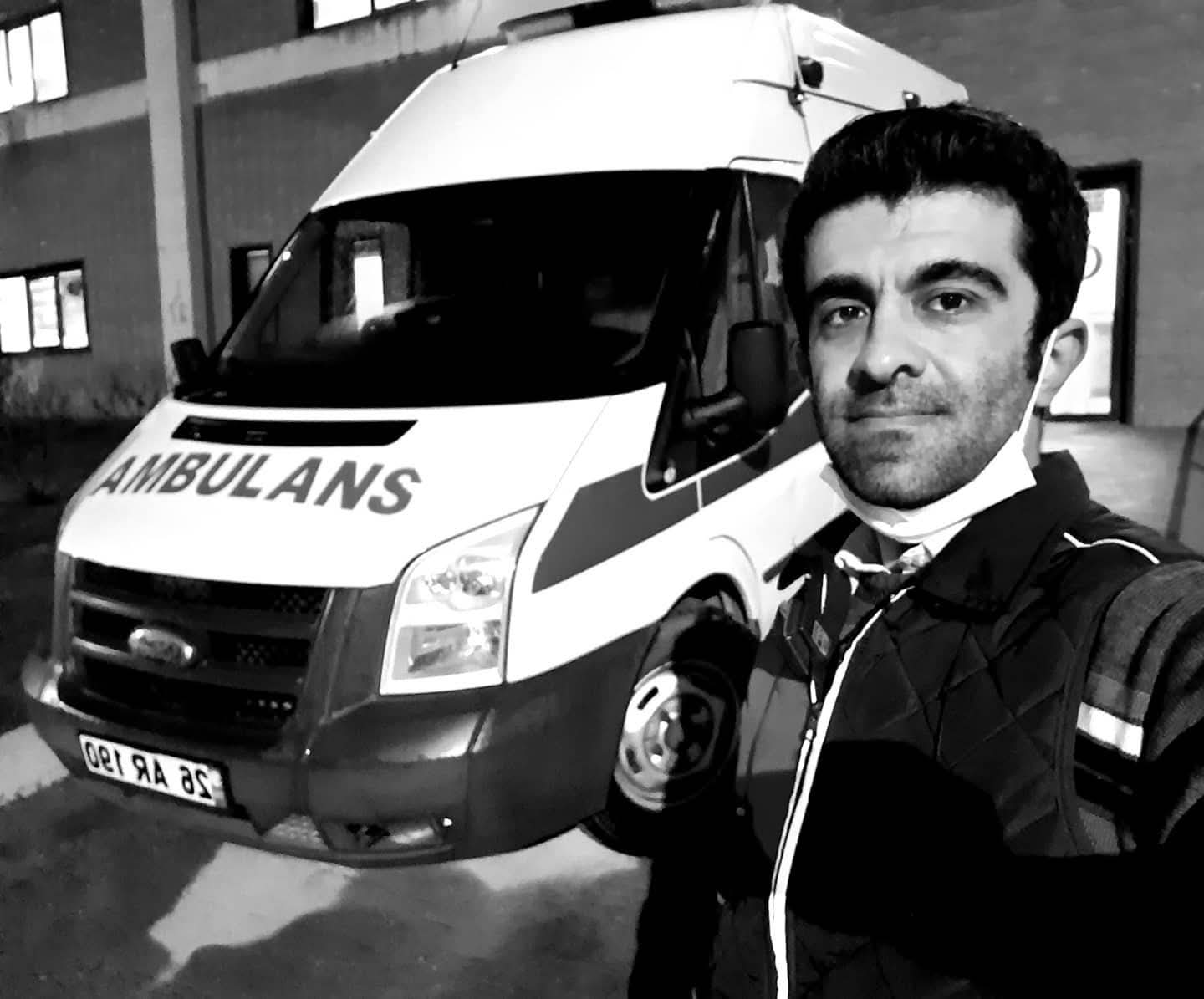 Mehmet Uğur ambulans yanında saha görevinde